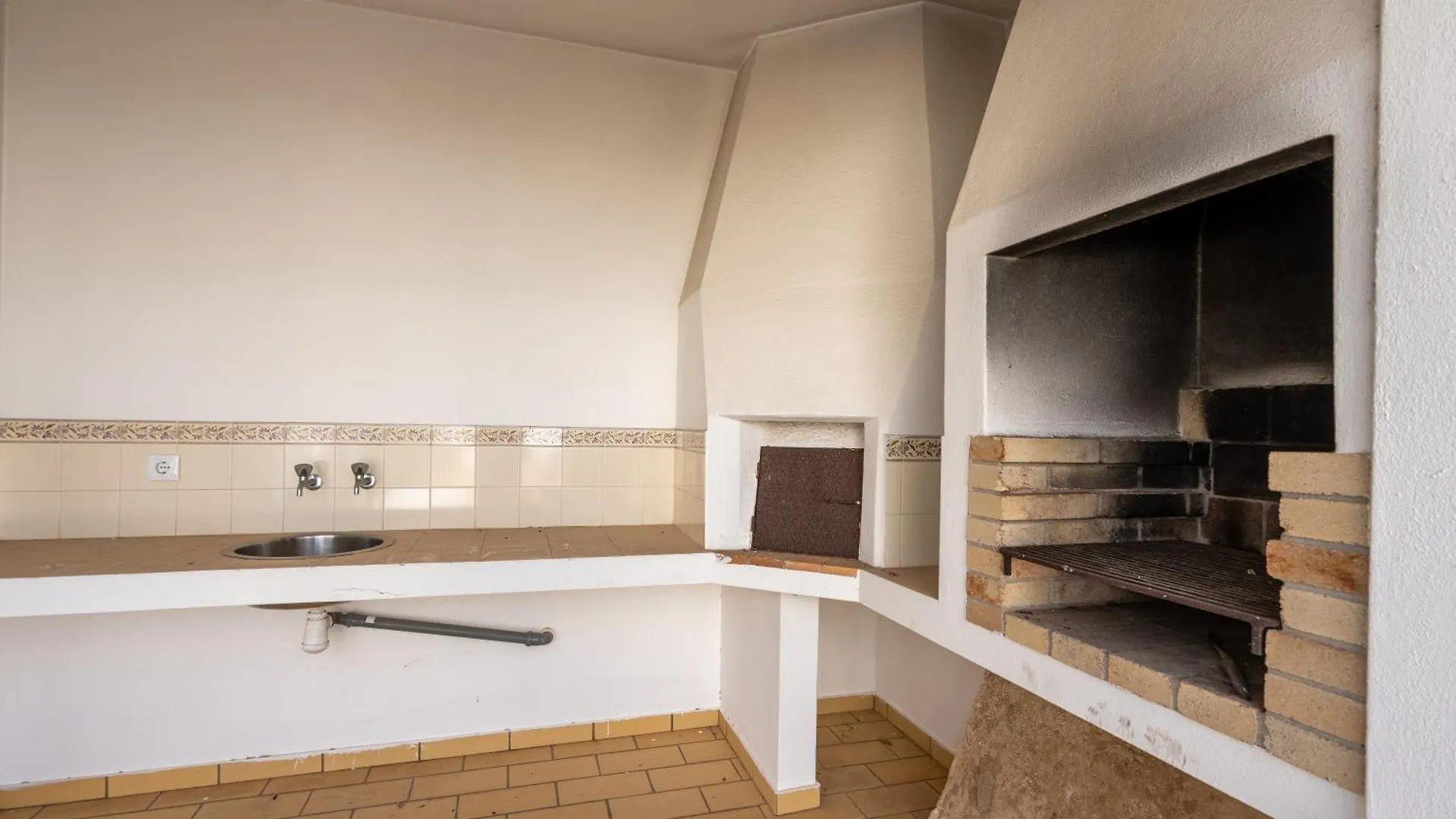 Host Wise - Spacious Family House With Garden Lagos